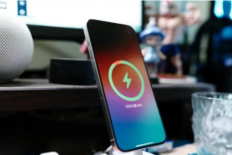 杨市办事处苹果15换屏服务分享用什么充电器给iPhone15充电更好 